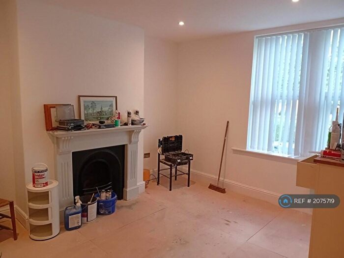 2 Bedroom Flat To Rent In Harehills Avenue, Leeds, LS8