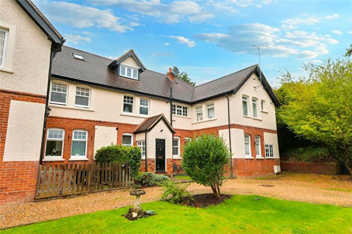 2 Bedroom Apartment For Sale In The Crescent, Farnham, Surrey, GU9