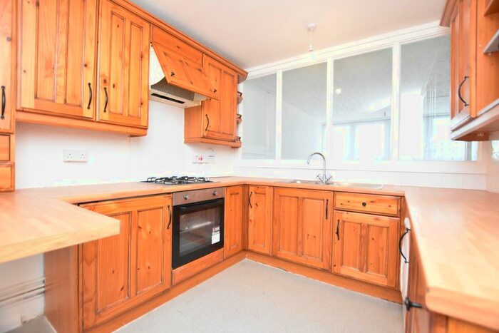 3 Bedroom Maisonette To Rent In Wychwood Way, London, SE19