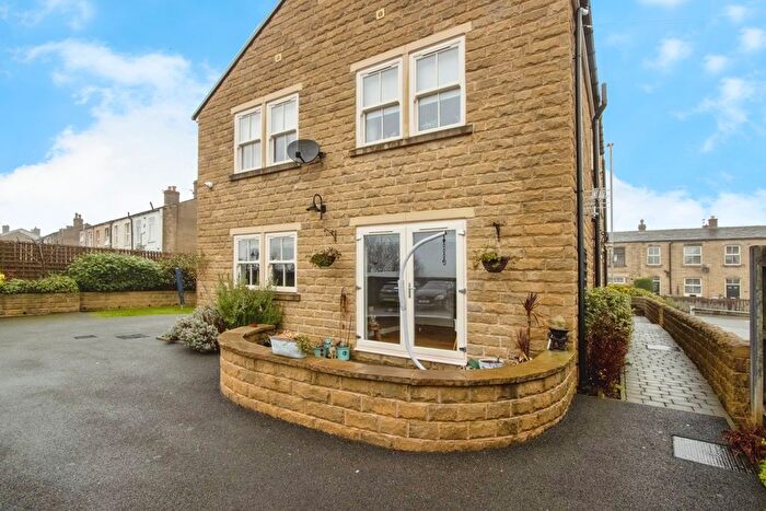 2 Bedroom Flat For Sale In Halifax Road, Liversedge, WF15