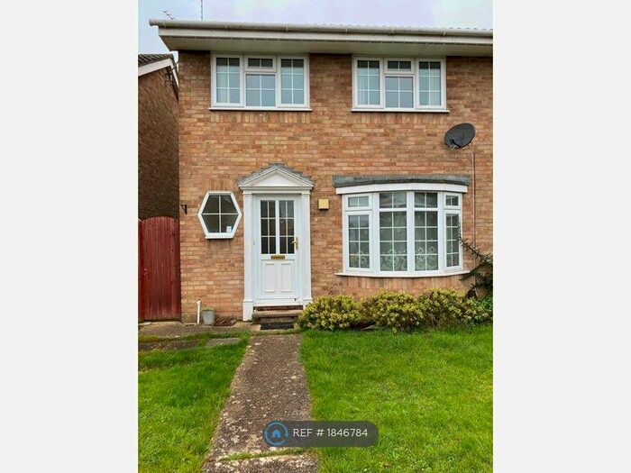 3 Bedroom Semi-Detached House To Rent In Grafton Close, Maidenhead, SL6