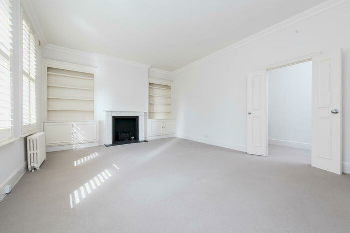 3 Bedroom Flat To Rent In Elm Park Gardens, Chelsea, London, SW10