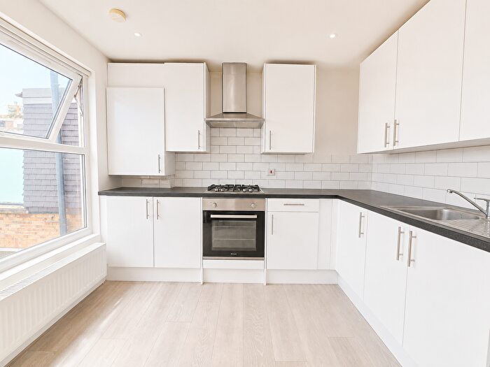 4 Bedroom Flat To Rent In Turnpike Lane, London, N8