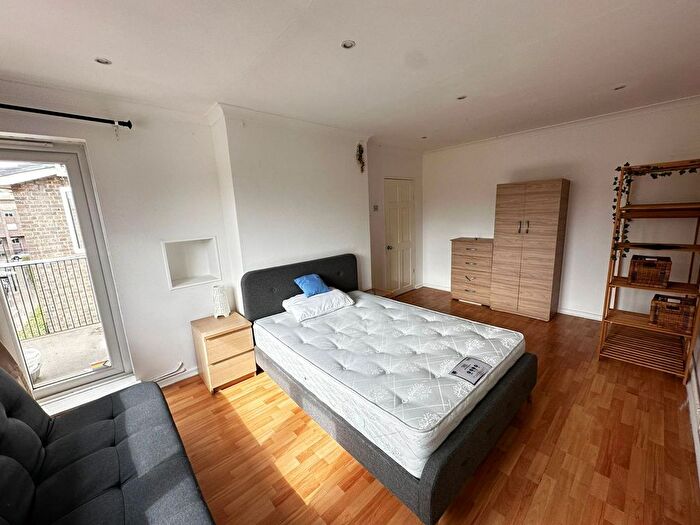 3 Bedroom Flat To Rent In Beaumont Square, London, E1