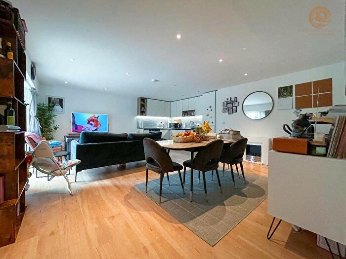 2 Bedroom Flat For Sale In Fairbank House, London, NW9