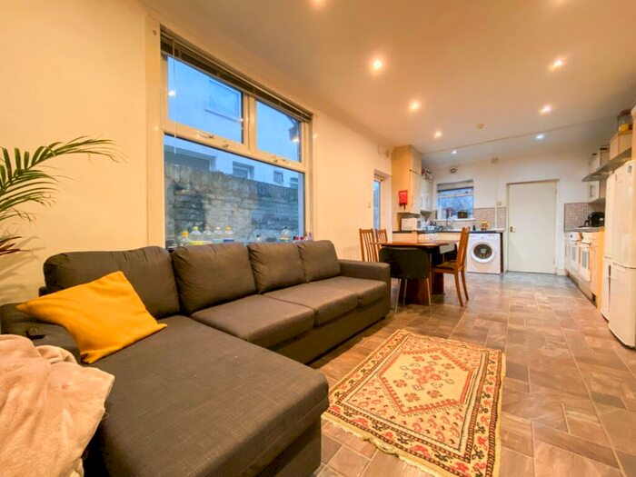 7 Bedroom Terraced House To Rent In Bangor Street, Roath, CF24