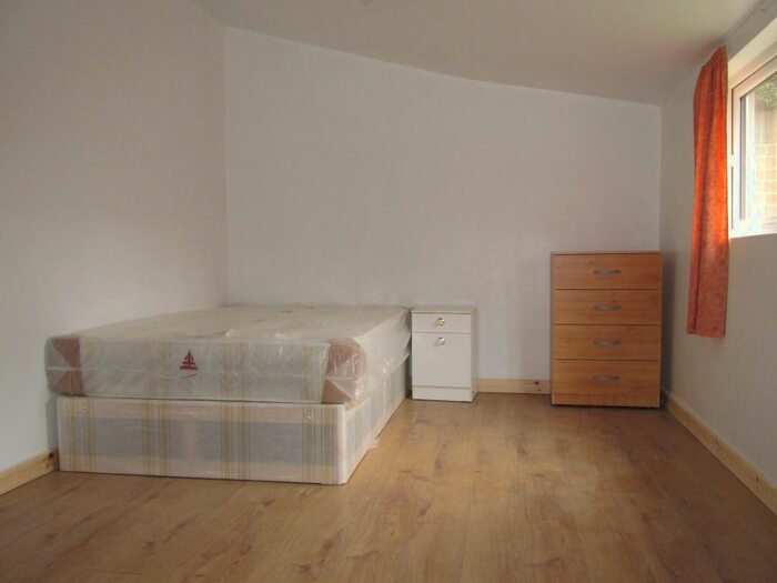 Studio To Rent In Leabridge Road, London, E10