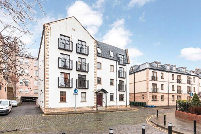 2 Bedroom Flat To Rent In West Silvermills Lane, Edinburgh, EH3