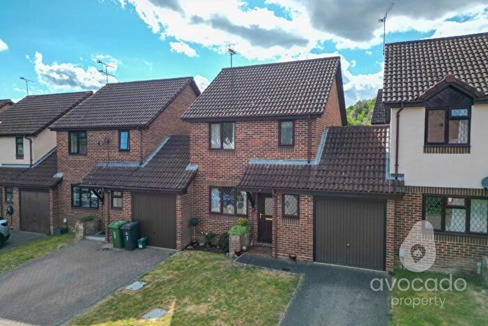 3 Bedroom Link Detached House For Sale In Membury Close, Frimley, Camberley, Surrey, GU16