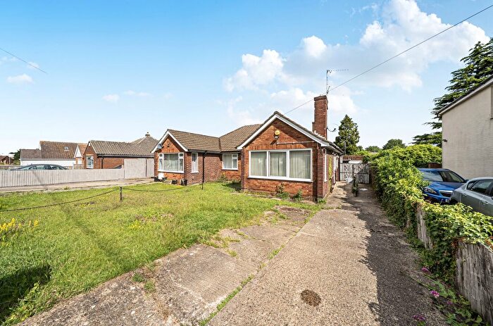 2 Bedroom Bungalow For Sale In Bampton Road, Luton, Bedfordshire, LU4