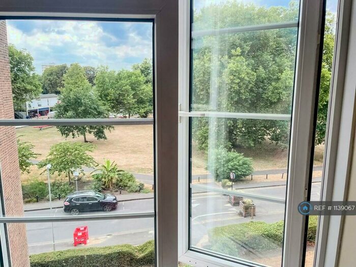 2 Bedroom Flat To Rent In Canbury Court, Kingston Upon Thames, KT2