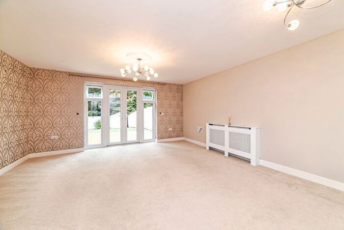 3 Bedroom Semi Detached House For Sale In Red Kite Close, Reading, RG31