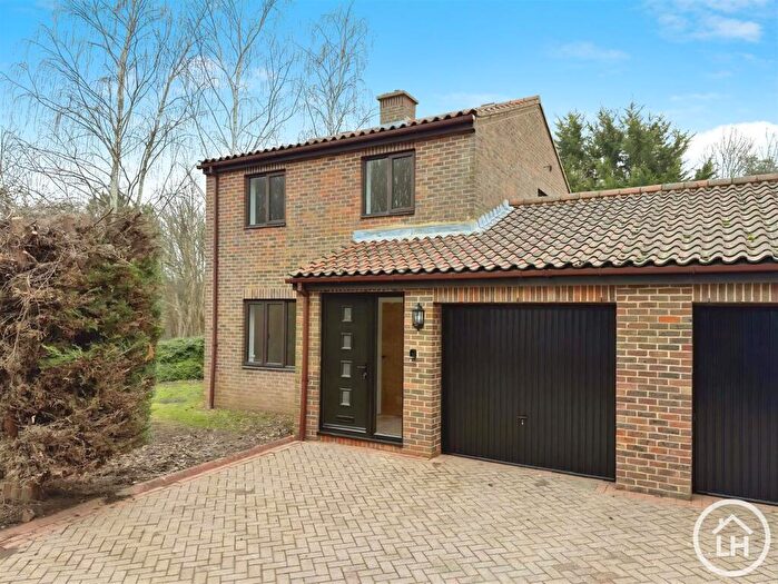 3 Bedroom Link Detached House For Sale In Beaumont Davey Close, Faversham, ME13