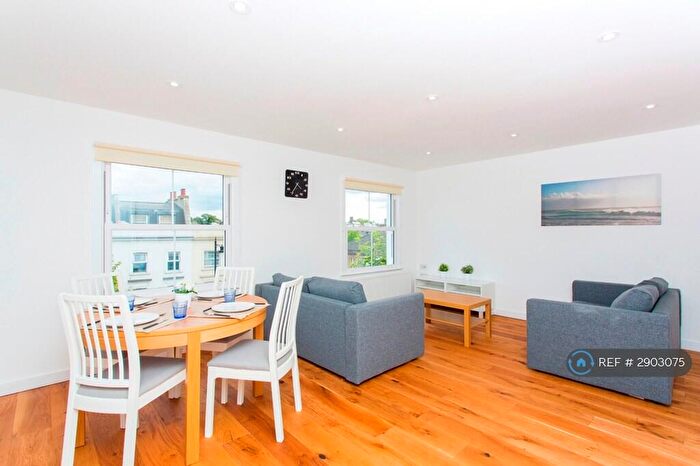 2 Bedroom Flat To Rent In St. John's Hill, London, SW11