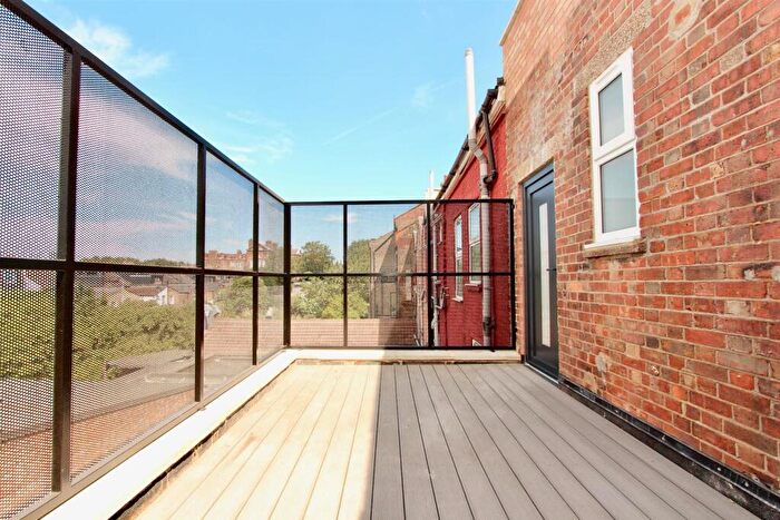 3 Bedroom Apartment To Rent In Stoke Newington High Street, N16