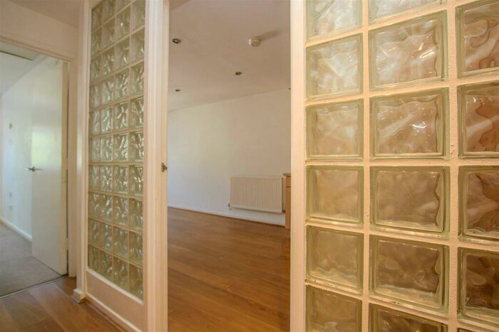 1 Bedroom Apartment For Sale In Gresham Close, Brentwood, CM14