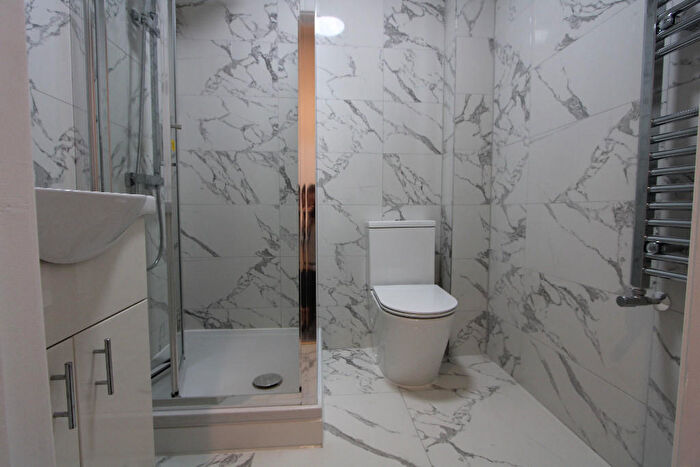 3 Bedroom Flat To Rent In Parkgate Road, London, SW11
