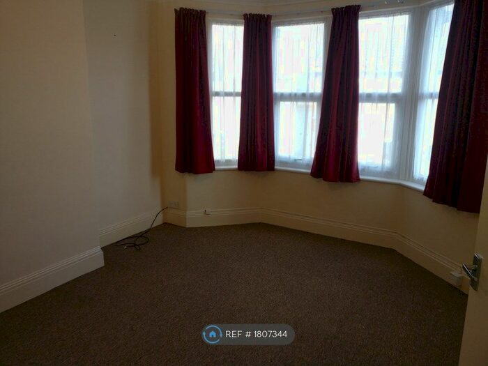 1 Bedroom Flat To Rent In Hainault Avenue, Westcliff-On-Sea, SS0