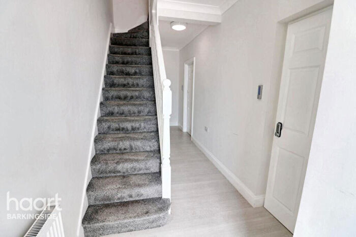 6 Bedroom Terraced House For Sale In New North Road, Hainault, IG6