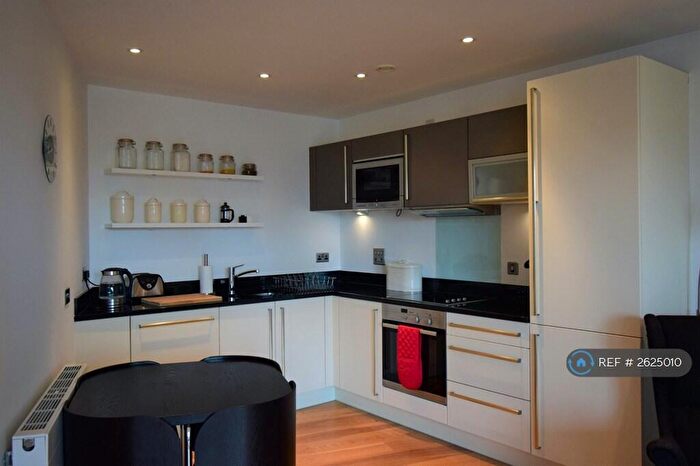 2 Bedroom Flat To Rent In Candle House, Leeds, LS1