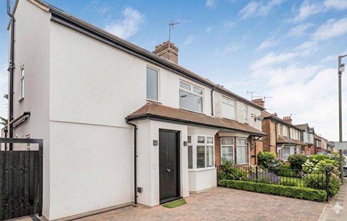 4 Bedroom House To Rent In Brookhill Road, New Barnet, EN4