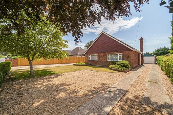3 Bedroom Chalet For Sale In Warsash Road, Warsash, SO31