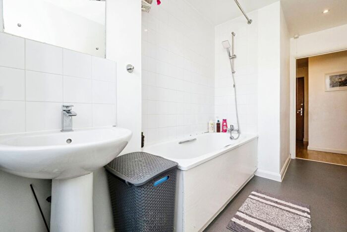 1 Bedroom Flat For Sale In Millstone Close, London, E15