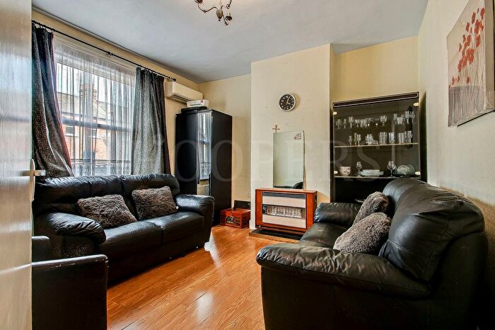 3 Bedroom Terraced House For Sale In Aylesbury Street, London, NW10