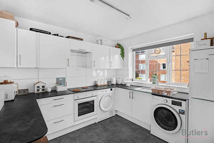 2 Bedroom Flat To Rent In Camborne Road, Sutton, SM2