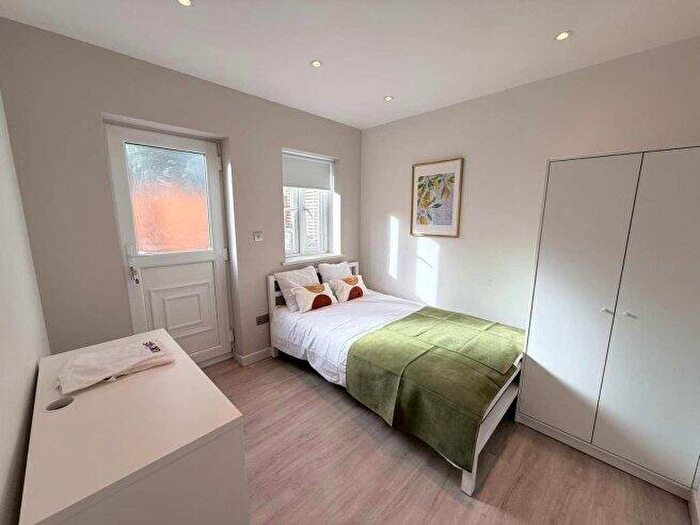 4 Bedroom Flat To Rent In Yoho Battersea Park B, SW11