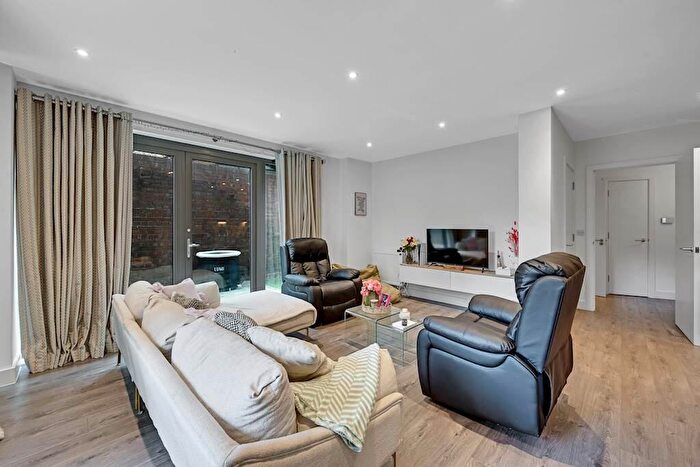 2 Bedroom Flat For Sale In Rigel House, Hemming Street, London, E1