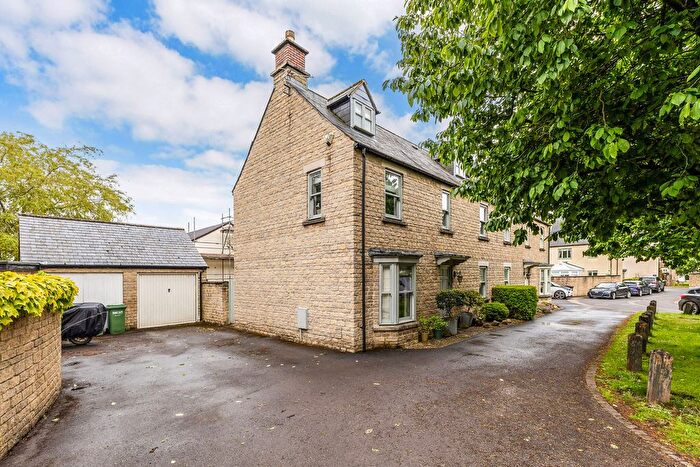 5 Bedroom Semi-Detached House For Sale In Tremes Close, Marshfield, SN14