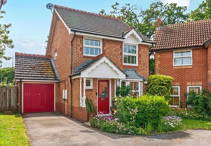 3 Bedroom Detached House For Sale In Cater Gardens, Guildford, GU3