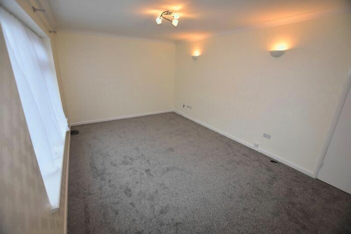 2 Bedroom Flat To Rent In Hamilton Avenue, Ilford, IG6