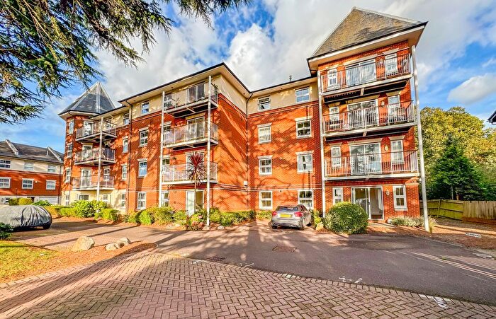 2 Bedroom Flat To Rent In Rollesbrook Gardens, Southampton, SO15