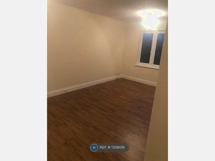 1 Bedroom Flat To Rent In Bornedene, Potters Bar, EN6