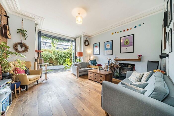 2 Bedroom Flat For Sale In Hopton Road, Streatham, SW16