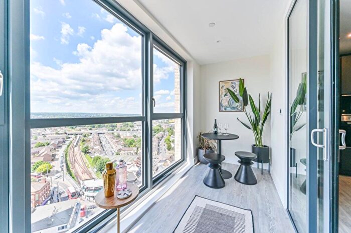 2 Bedroom Flat For Sale In London Square Croydon, Croydon, CR0