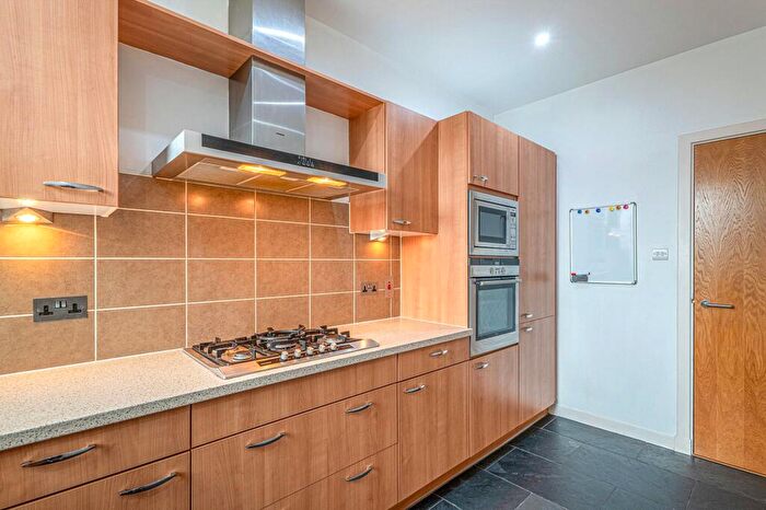 2 Bedroom Apartment To Rent In Jackson Place, Bearsden, G61