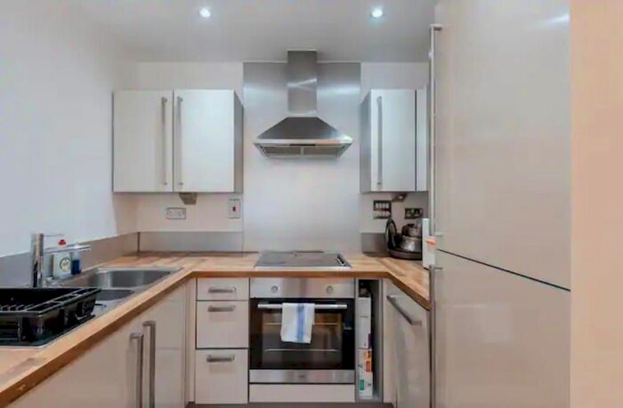 1 Bedroom Flat To Rent In Proton Tower, Blackwall Way, Canary Wharf, E14