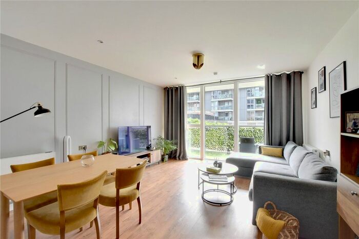 3 Bedroom Flat To Rent In Granite Apartments, River Gardens Walk, Greenwich, London, SE10