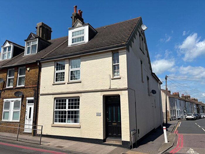 1 Bedroom Flat To Rent In High Street, Rainham, Gillingham, ME8