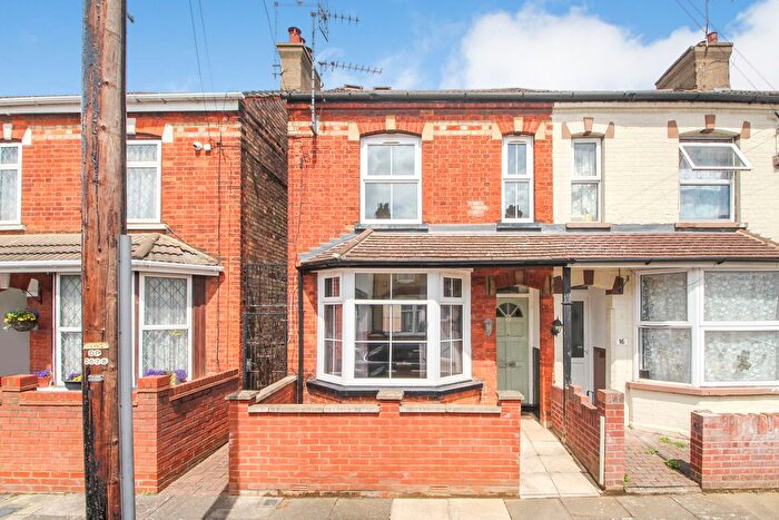 3 Bedroom End Of Terrace House For Sale In Firbank Road, Bedford, MK42