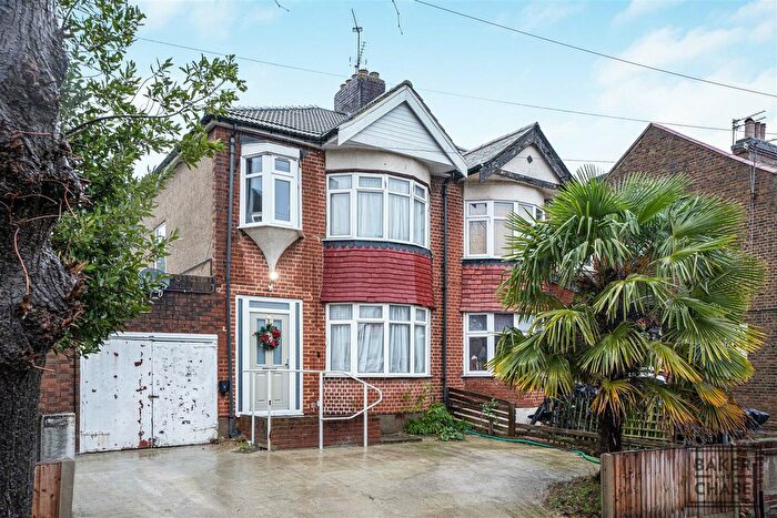 3 Bedroom Semi-Detached House For Sale In Glenville Avenue, Enfield, EN2