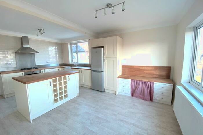 2 Bedroom Maisonette To Rent In The Elms, Friern Park, London, N12
