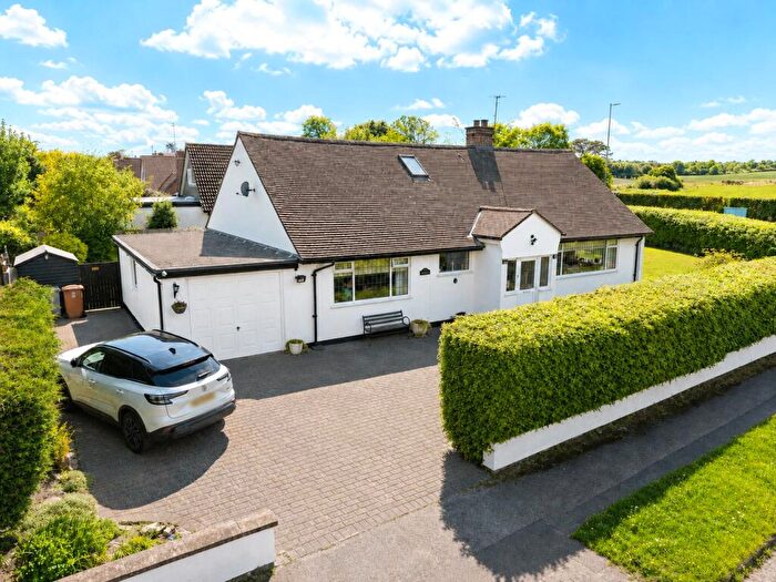 3 Bedroom Bungalow For Sale In Whitehouse Lane, Heswall, Wirral, CH60