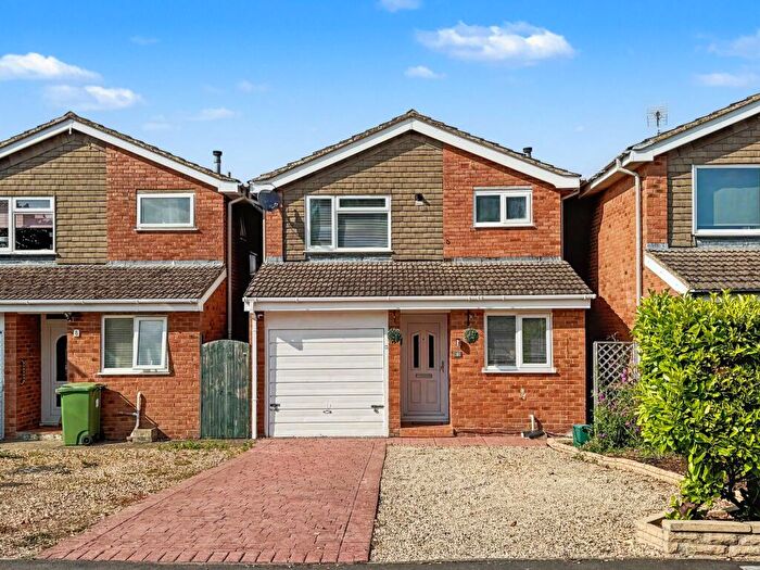 3 Bedroom Detached House For Sale In De Vitre Place, Grove, OX12