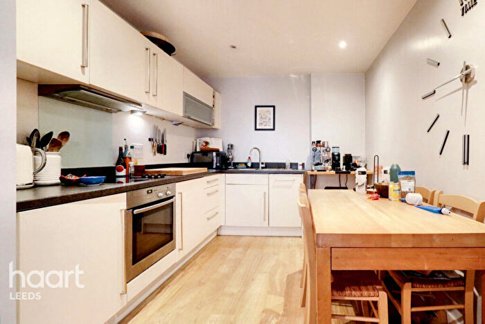 2 Bedroom Apartment For Sale In Watermans Place, Leeds, LS1