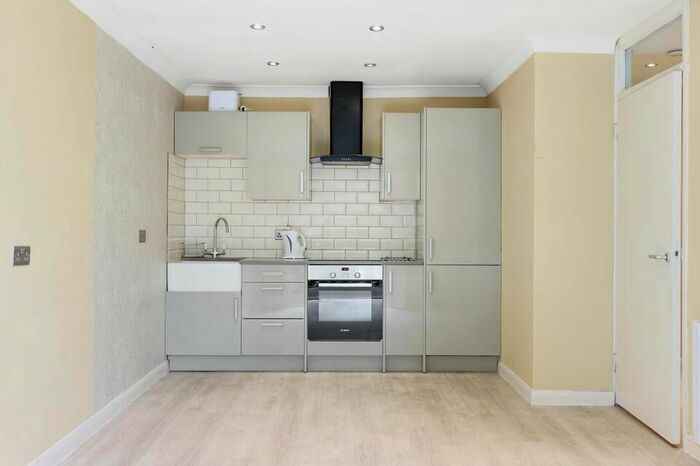 1 Bedroom Flat To Rent In Cedar Close, London, SE21