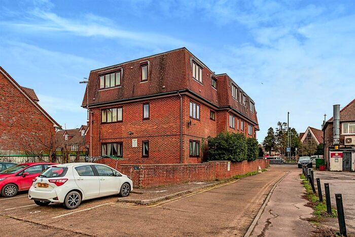 1 Bedroom Flat For Sale In Brighton Road, Salfords, Redhill, RH1